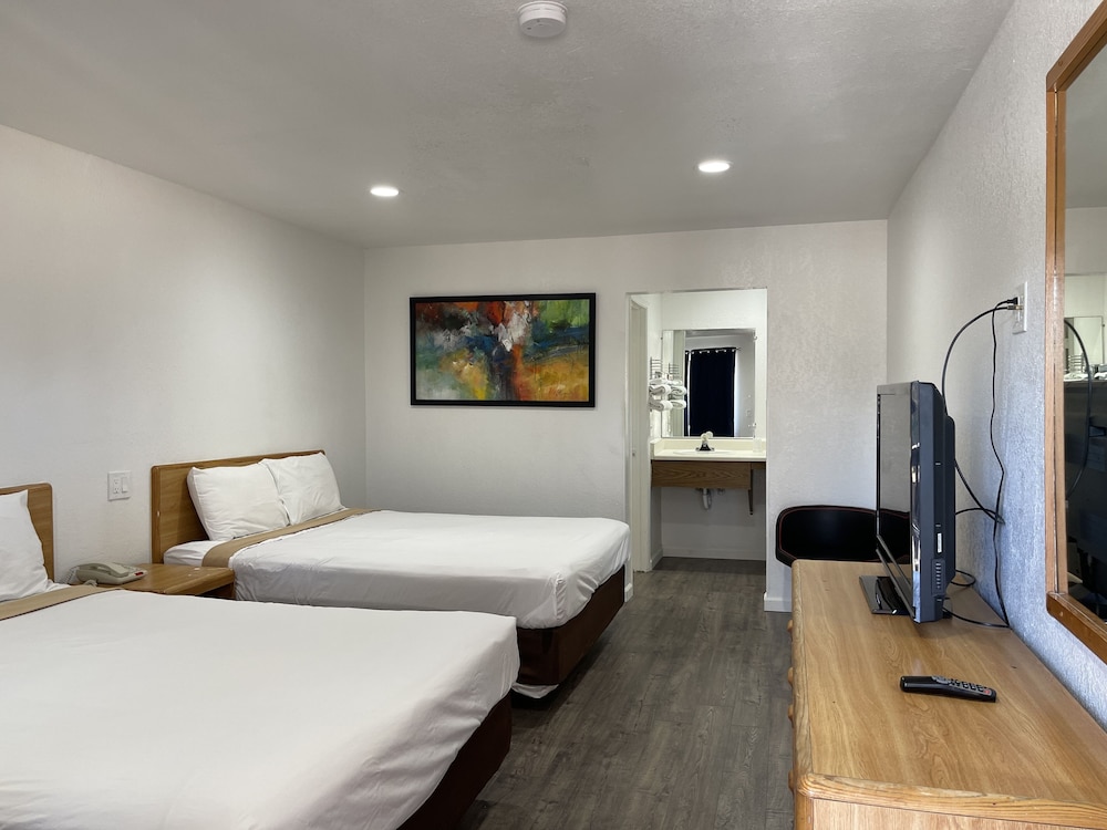 Basic Room, 2 Queen Beds, Smoking, Refrigerator photo 1