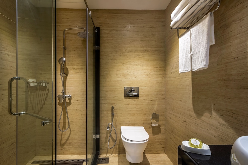 Deluxe Room, 1 King Bed, Air conditioning photo 3