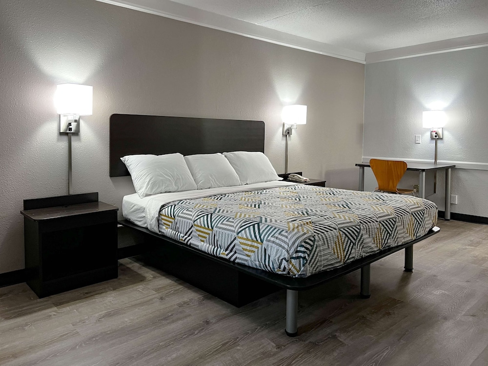 Deluxe Room, 1 King Bed, Accessible, Non Smoking photo 3