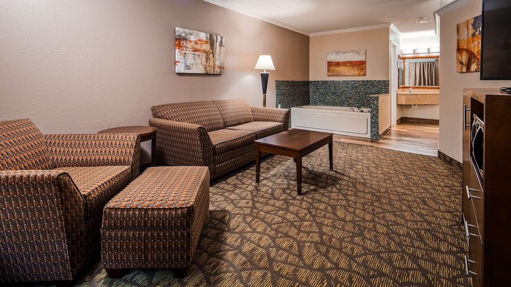 Suite, 1 King Bed, Non Smoking, Hot Tub (with Sofabed) - Photo 1