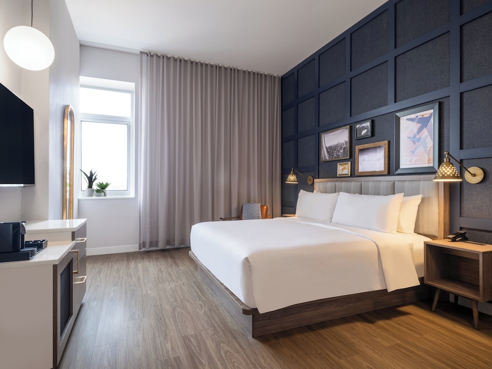 Grand Room, 1 King Bed, Hearing Accessible (Communications Accessible) - Photo 6