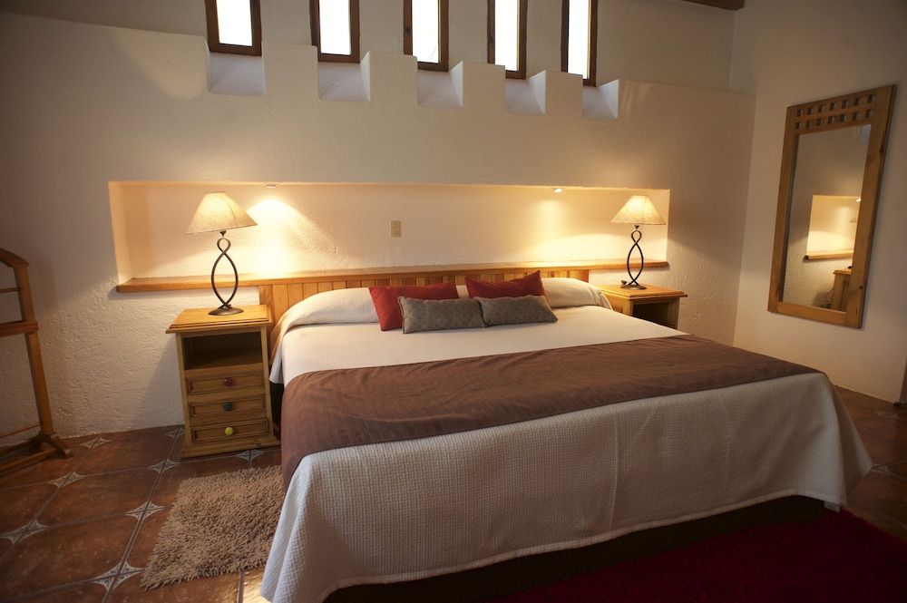 Standard Room, 1 King Bed photo 2