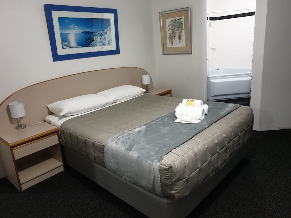 Deluxe Room, 1 Queen Bed, Jetted Tub photo 1