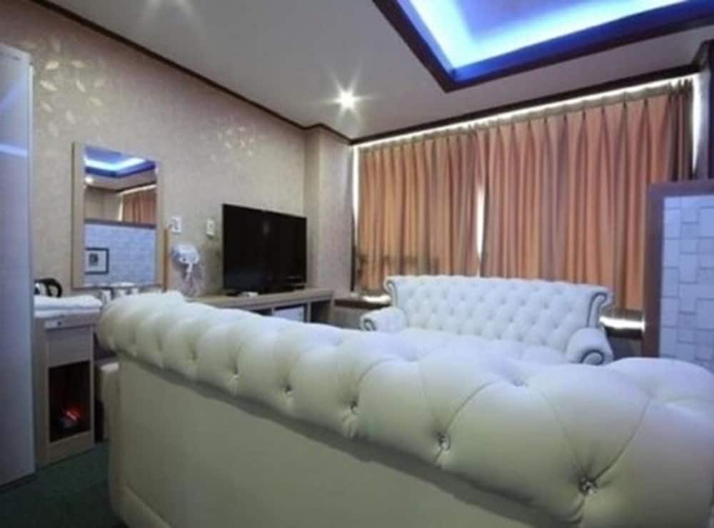 Junior Suite (for 4, 2 Double Beds) photo 2
