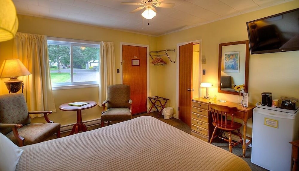 Standard Room, 1 Queen Bed photo 3