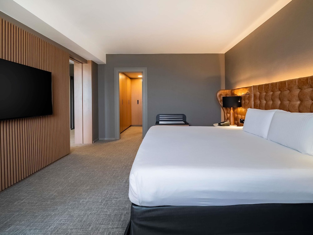 Executive Suite, 1 King Bed, Club Lounge Access