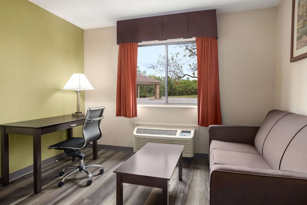 Standard Room, 1 King Bed - Photo 3