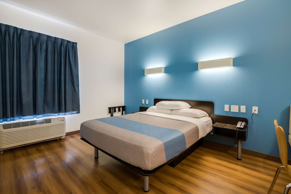 Standard Room, 1 Queen Bed, Non Smoking photo 1