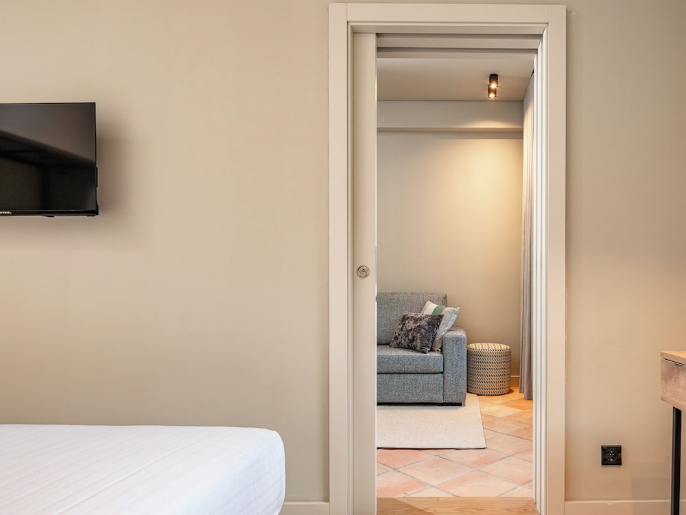 Suite - Photo 11