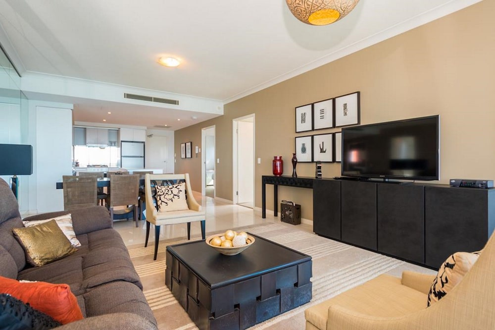 Two Bedroom Apartment with Broadwater View