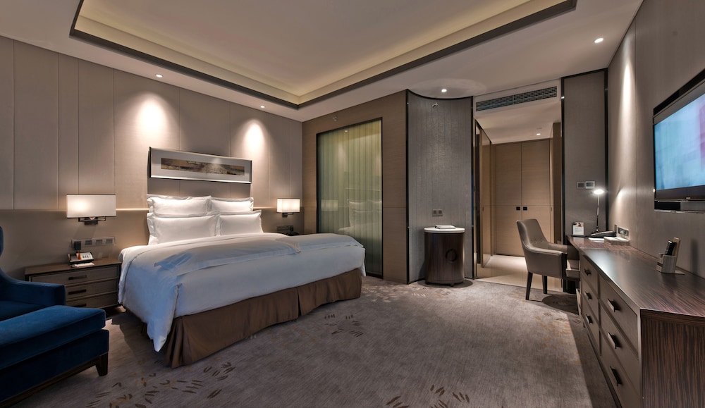 Deluxe Room, 1 King Bed, Club Lounge Access (Executive, High Floor) photo 2