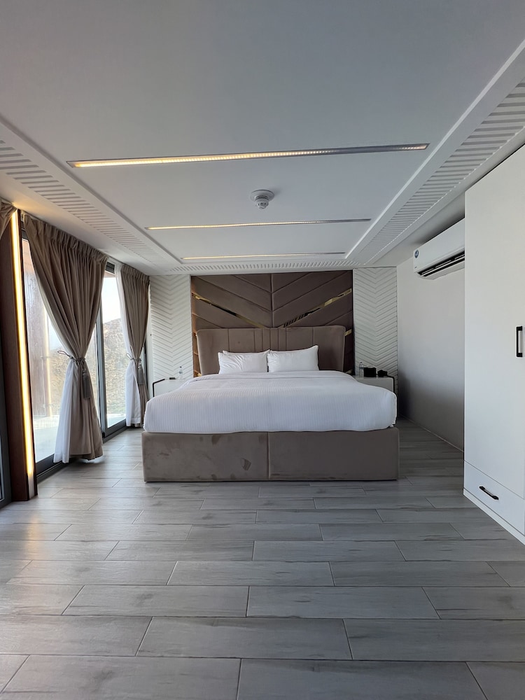 Signature Chalet, 1 King Bed, Terrace, Sea View photo 2