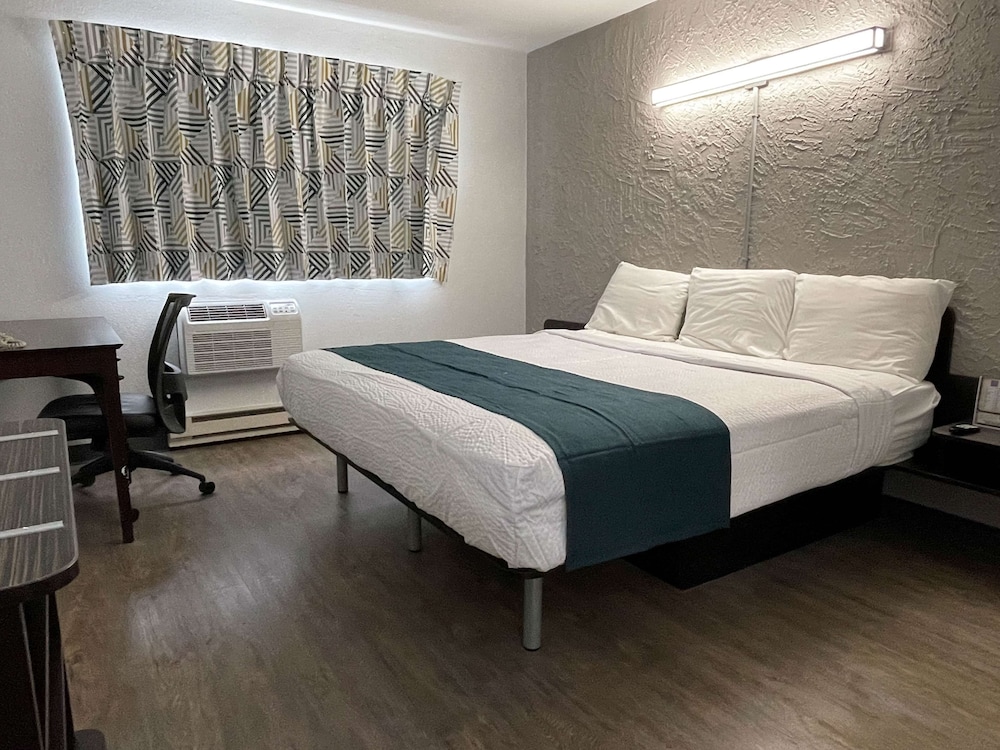 Standard Room, 1 King Bed, Non Smoking photo 2