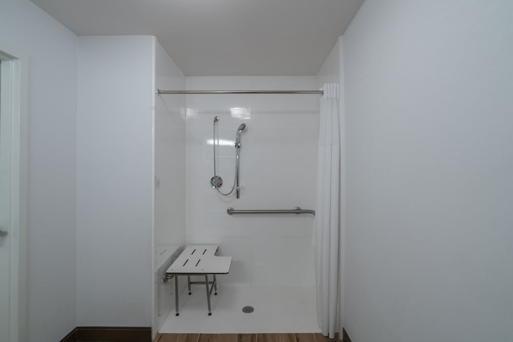 Room, 1 King Bed, Accessible, Non Smoking - Photo 3