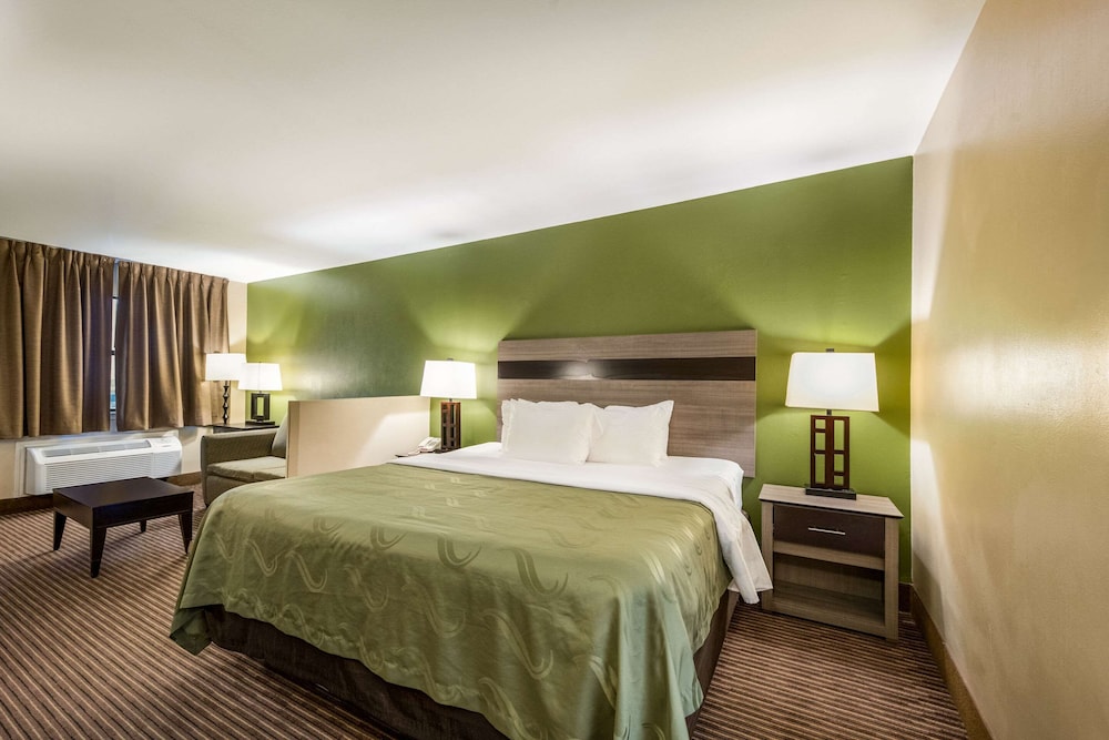 Suite, 1 King Bed, Smoking - Photo 2
