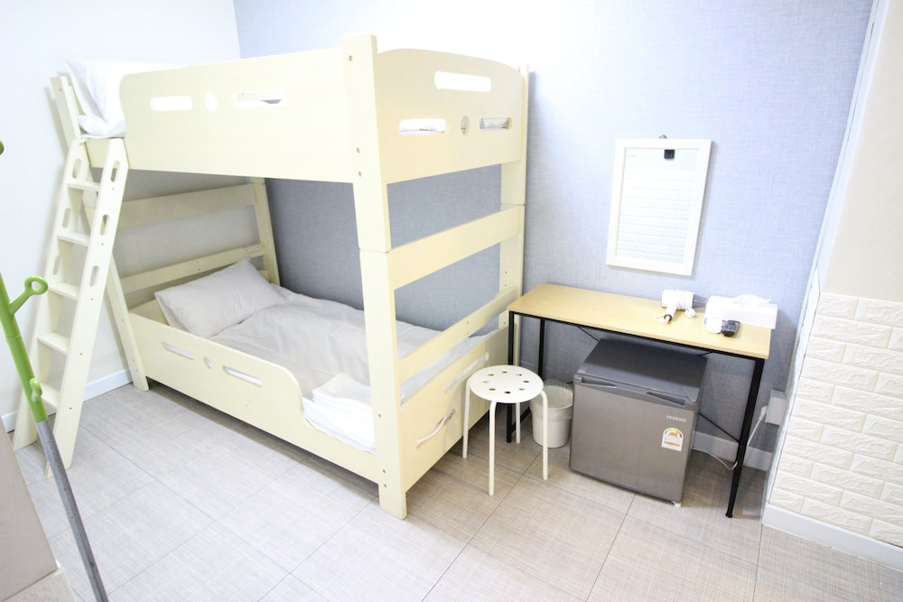 Economy Twin Room, No Windows - Photo 13