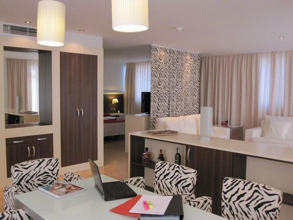 Suite - Photo 8