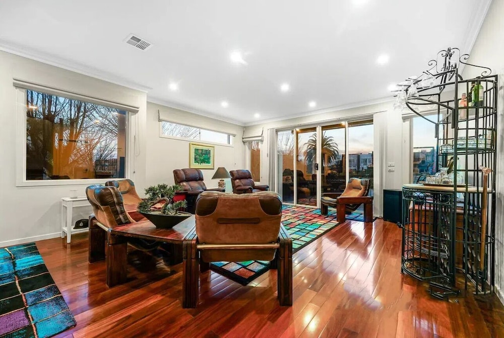 Family Townhome, Lake View photo 1