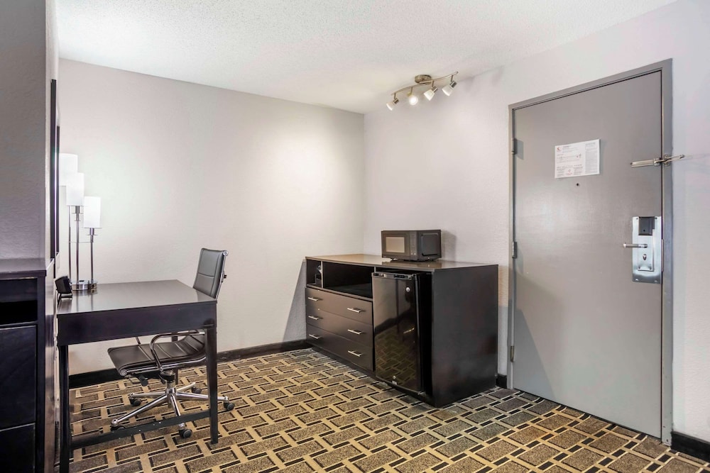 Business Room, 1 King Bed with Sofa bed, Non Smoking - Photo 8