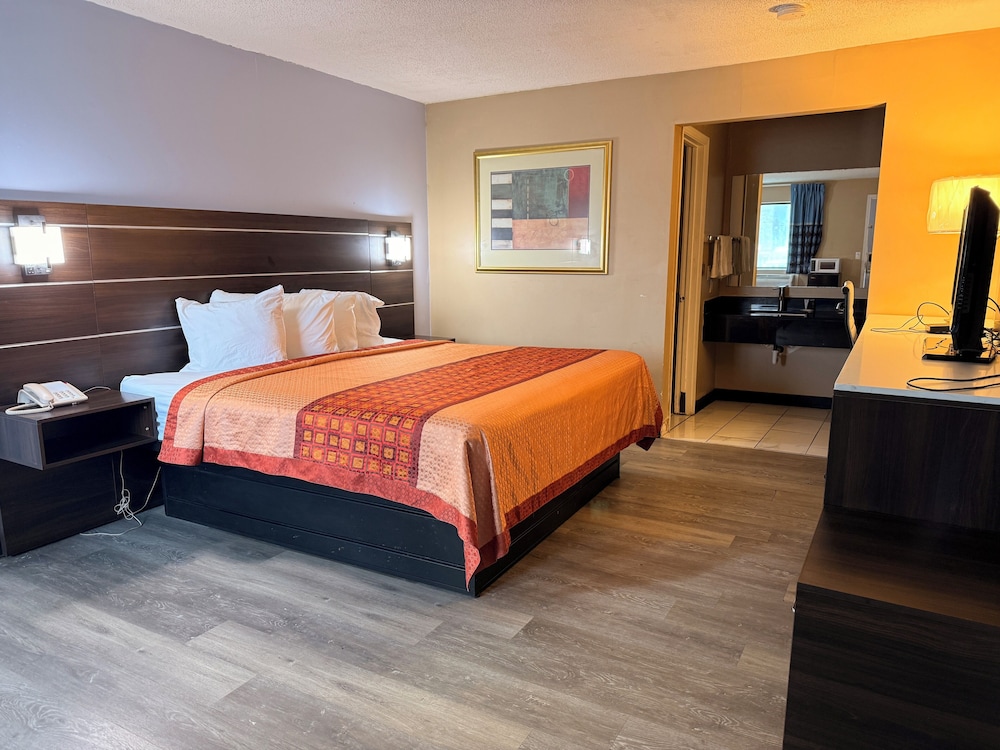 Room, 1 King Bed, Non Smoking photo 3