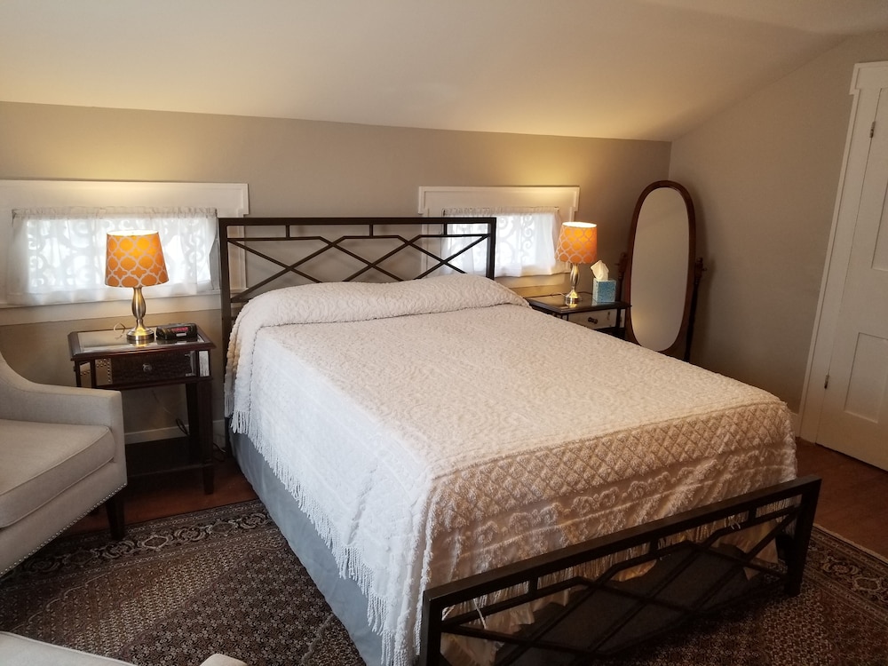 Guest Room 3 / Deluxe Queen Bed Room with a Private Bath photo 1
