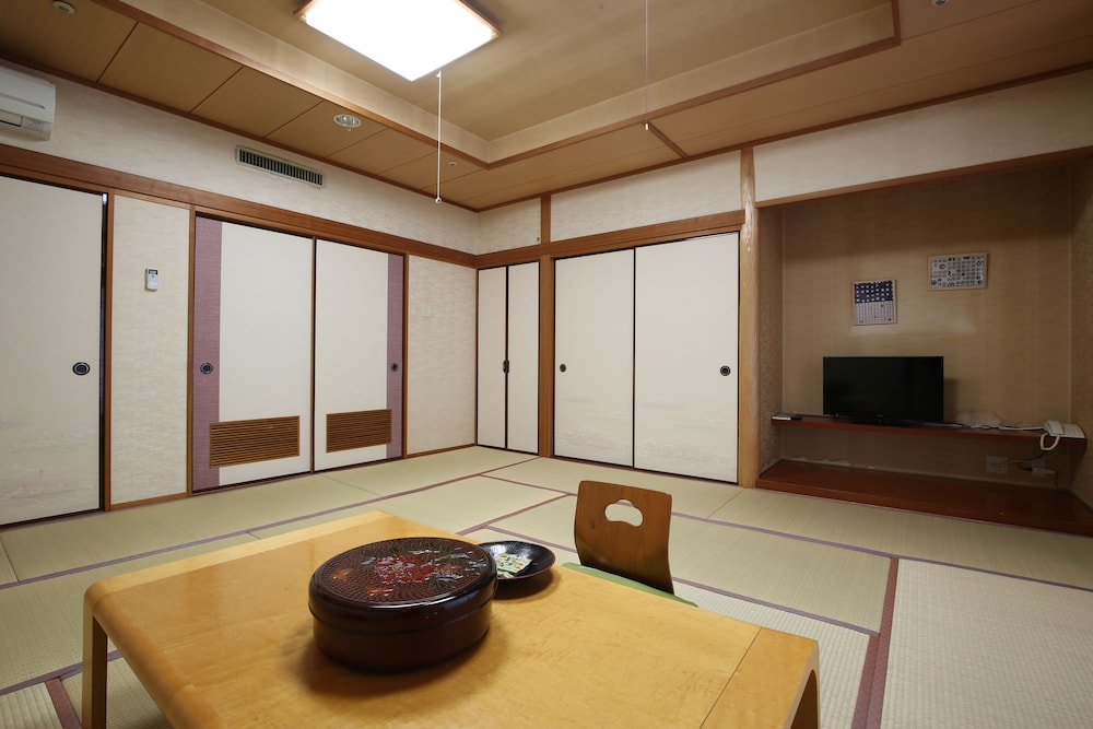 Japanese Style Room, Non Smoking, Shared Bath And Shower, Private Toilet photo 2