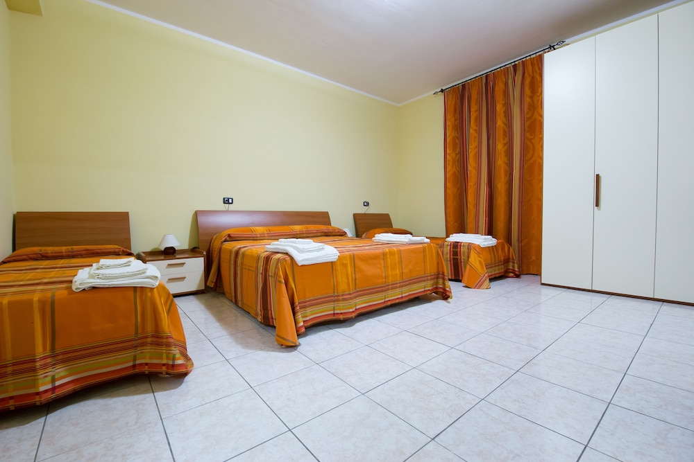 Quadruple Room (3 adults + 1 child) photo 1