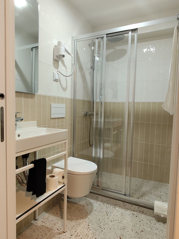Double Room, Mobility Accessible photo 3