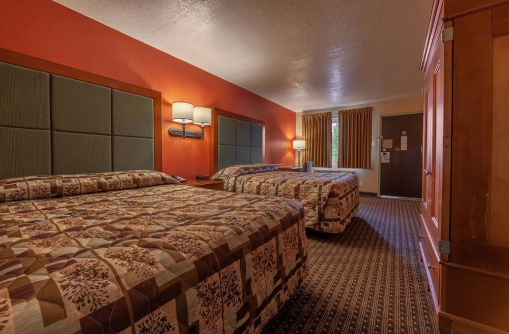 Standard Room, 2 Queen Beds, Non Smoking (Pet Friendly) photo 2
