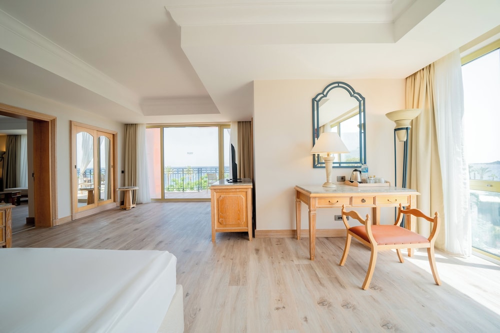 Main Building Deluxe Suite Sea View