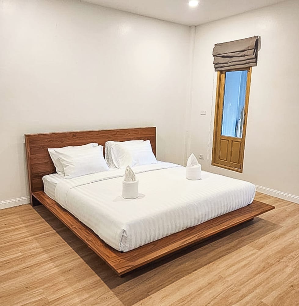 Deluxe Room with Bathtub - Photo 1