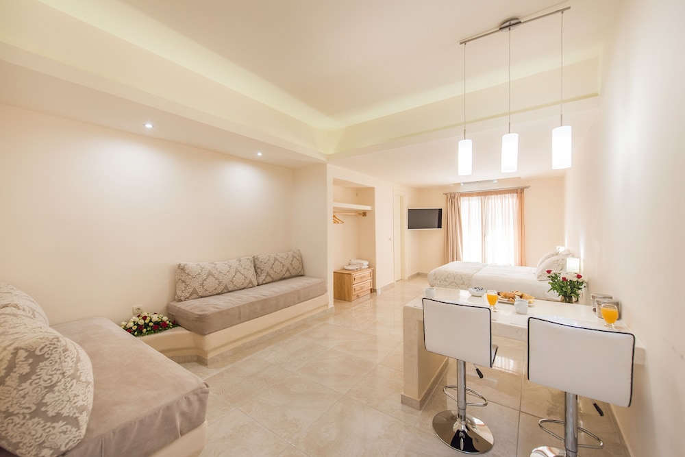 Classic Suite, Garden View (& private Jetted Tub) - Photo 2