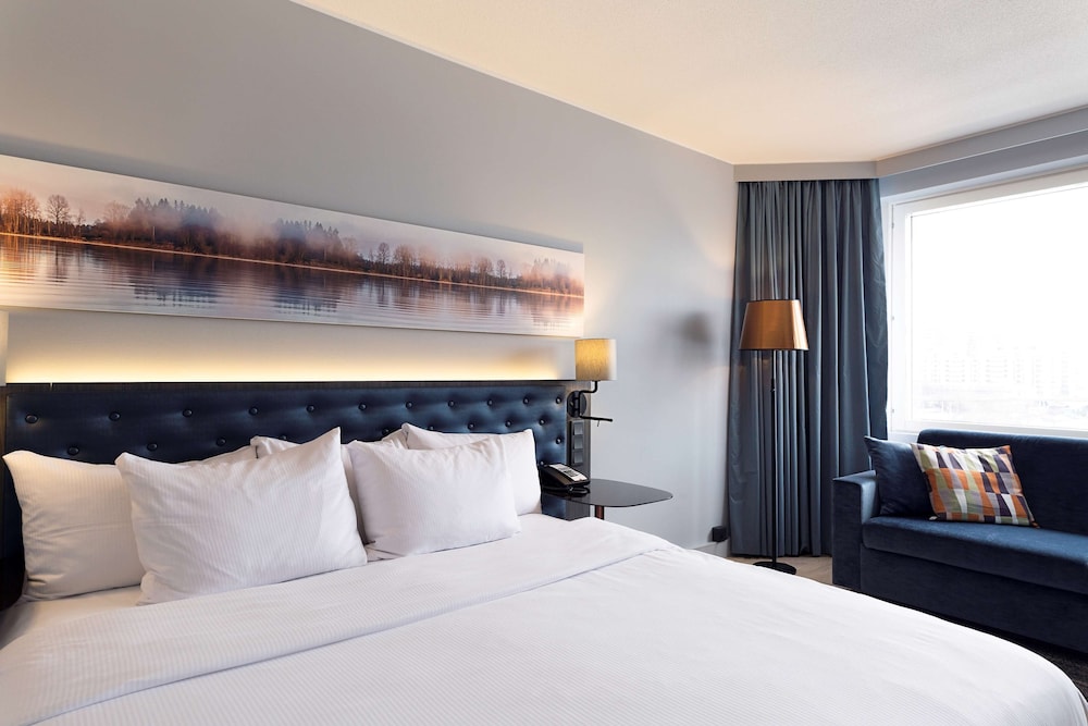 Room, 1 King Bed, Sea View - Photo 4