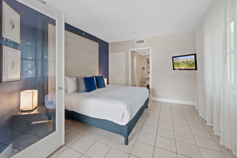 Suite, Multiple Beds, Oceanfront (King) photo 2