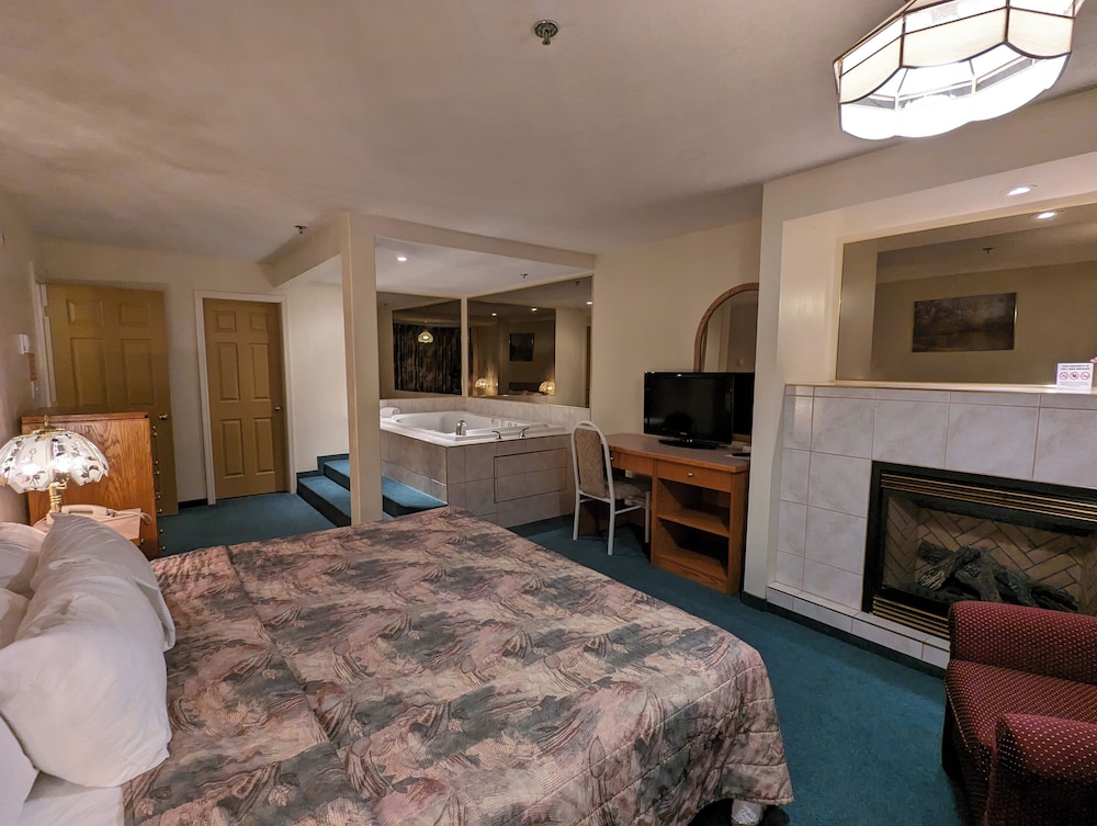 Luxury Suite, 1 Bedroom, Jetted Tub (Spa Tub 2 Room)