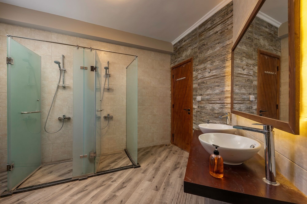 Standard Quadruple Room, Private Bathroom, Pool View photo 3