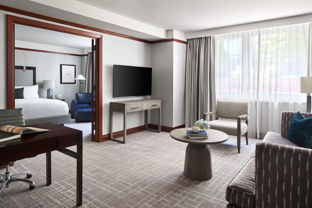 Suite, 1 King Bed with Sofa bed (Mobility Accessible, Tub) - Photo 3