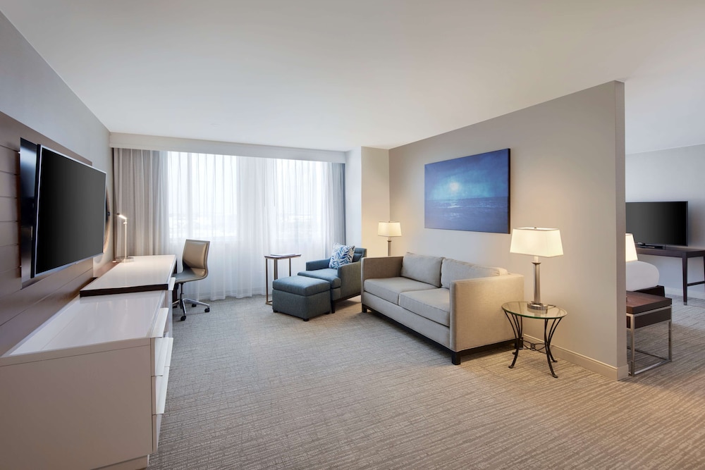 Suite, 1 King Bed, Non Smoking, Balcony (Extras Upgrade) photo 3