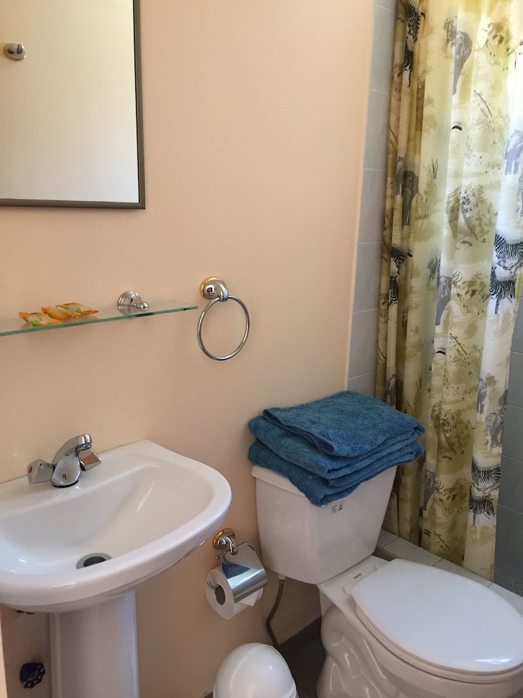 Standard Triple Room, Private Bathroom photo 2