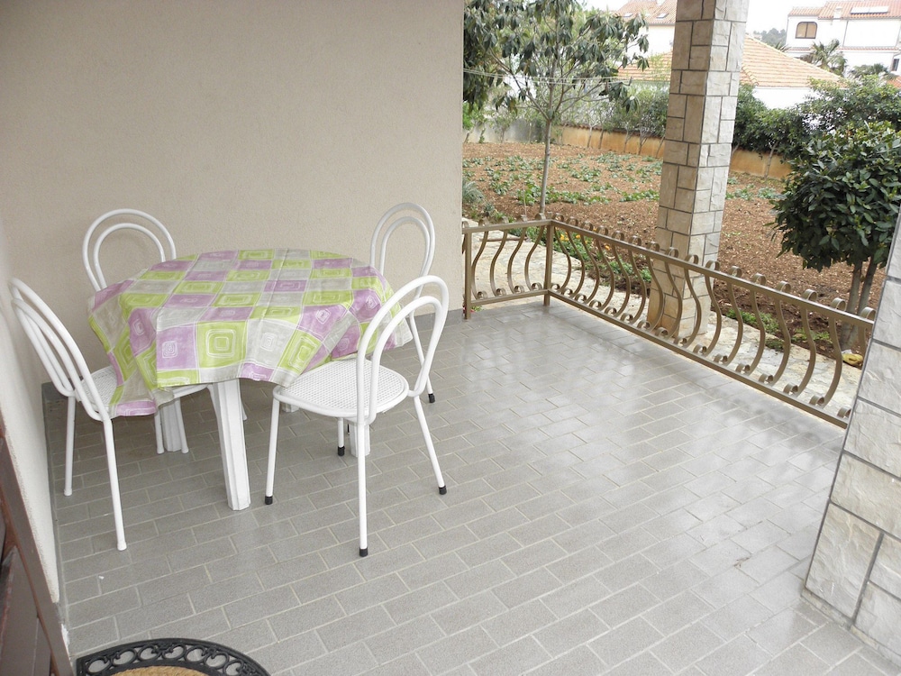 Apartment (Ruzica - 50 m from sea - A1 Mali (2+1) photo 2