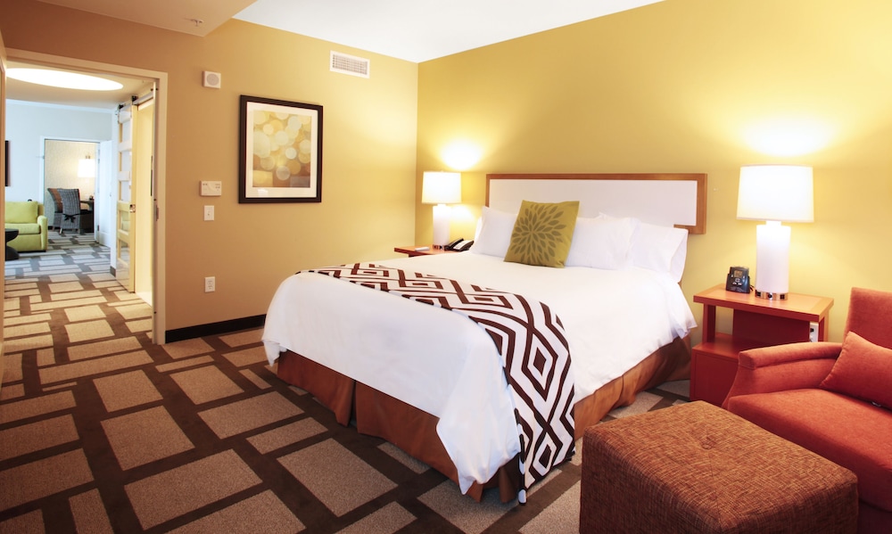 Suite, 1 King Bed, Accessible, Non Smoking (Bathtub) photo 3