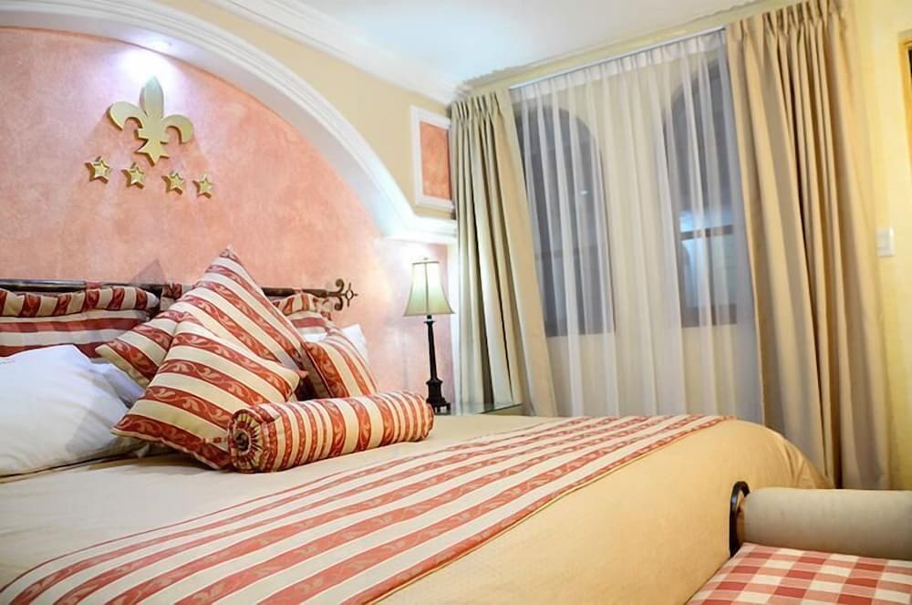 Quadruple Room, 2 Queen Beds, Private Bathroom photo 2