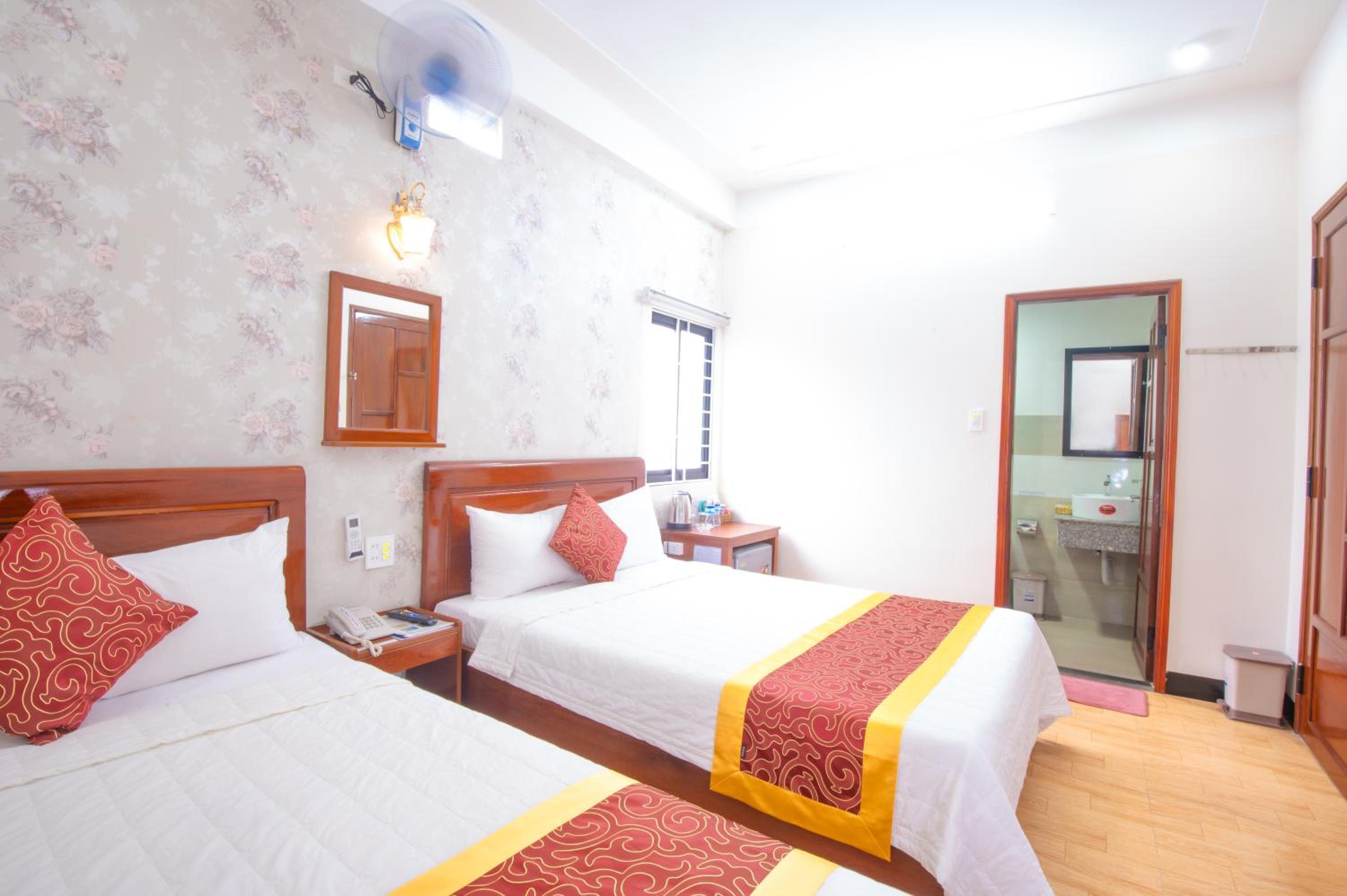 Deluxe Queen Room with Two Queen Beds - Photo 4