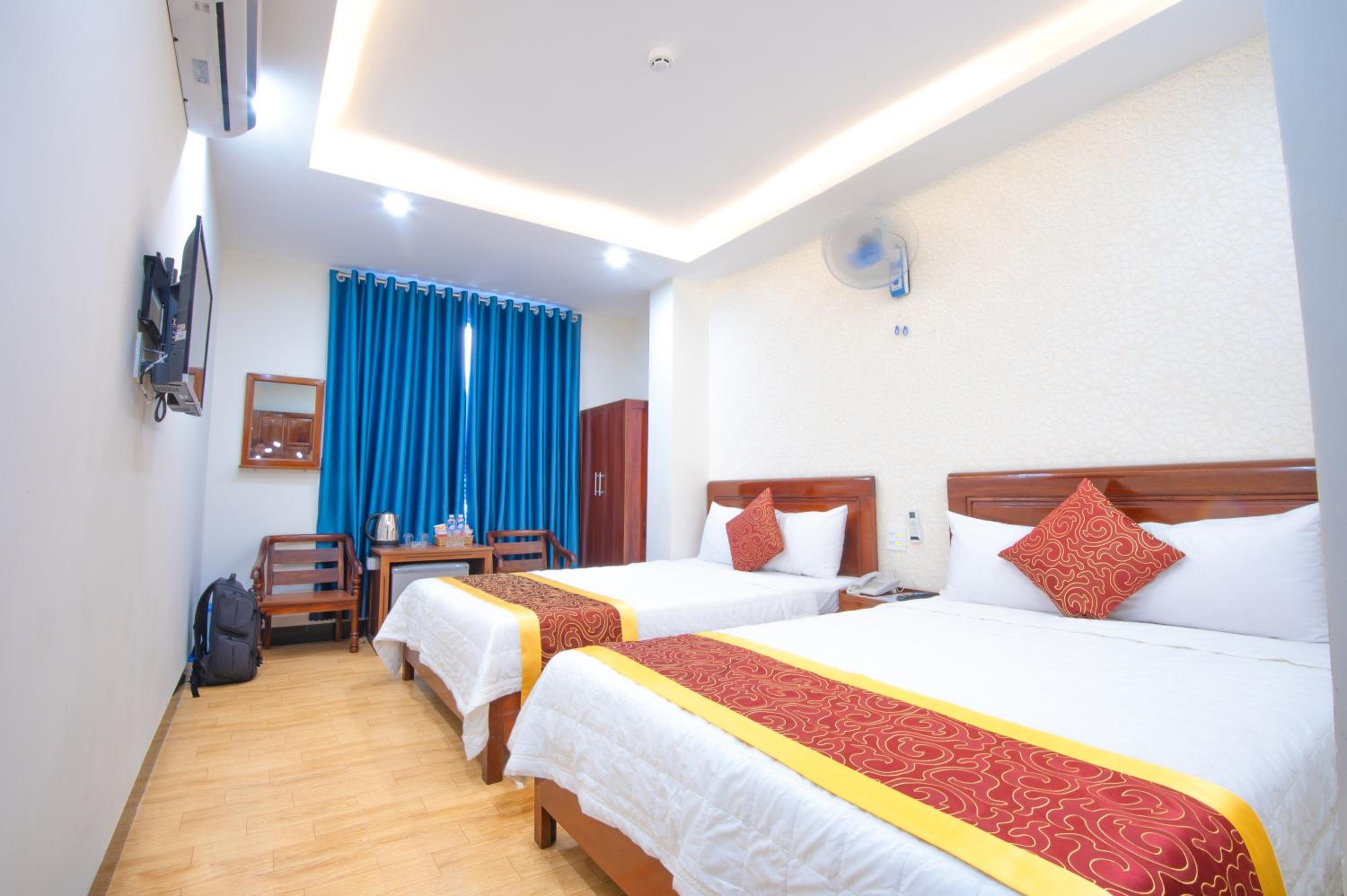Deluxe Queen Room with Two Queen Beds - Photo 7