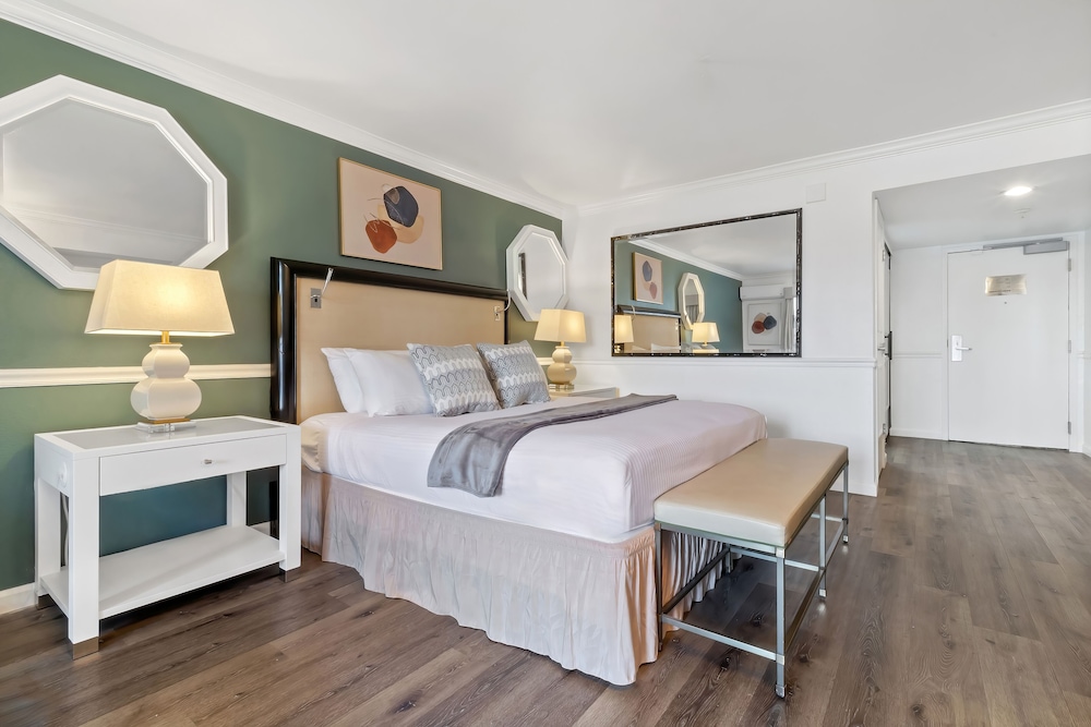 Room, 1 King Bed, Balcony (King) - Photo 8