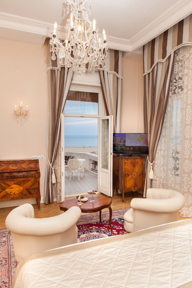 Deluxe Double or Twin Room - Photo 6
