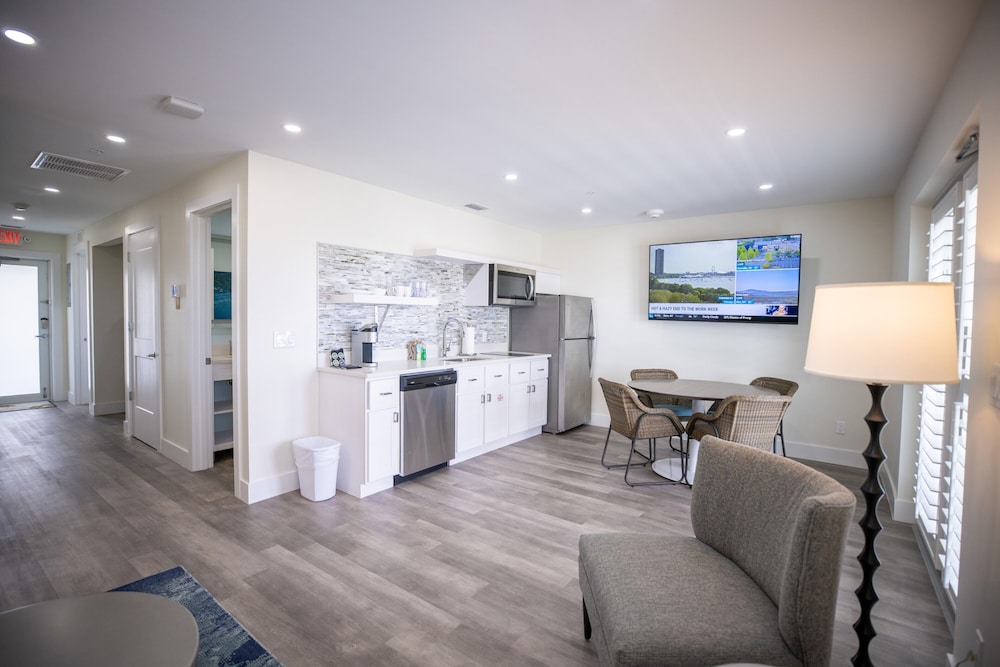 Standard Suite, 1 Bedroom, Balcony, Pet Friendly photo 3