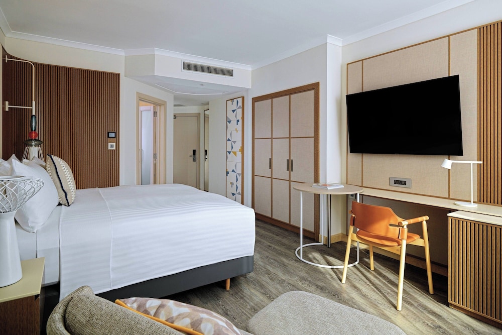 Superior Room, 1 King Bed, Courtyard View (Balcony)