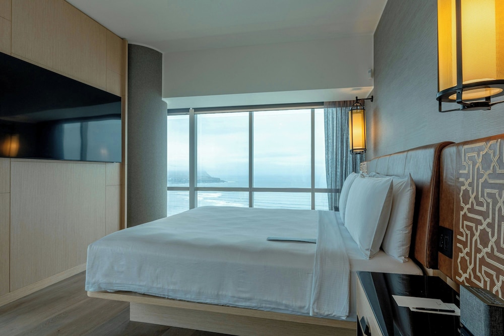 Suite, 1 King Bed photo 3