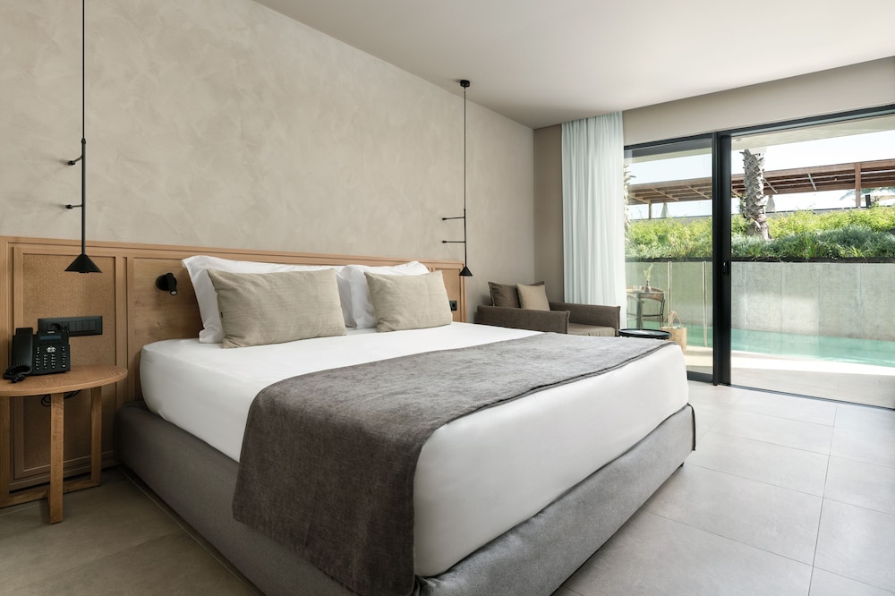 Deluxe Room with Swim Up Pool